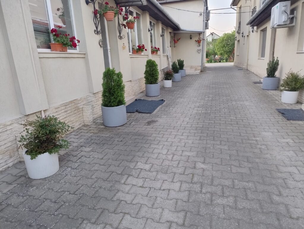 Curte interioară pavată la Pensiunea Bella, Arad