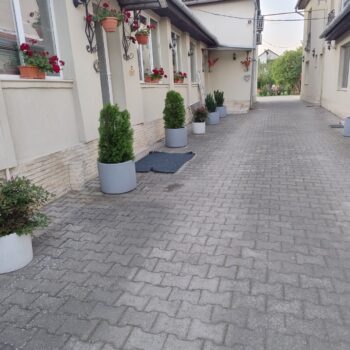 Curte interioară pavată la Pensiunea Bella, Arad